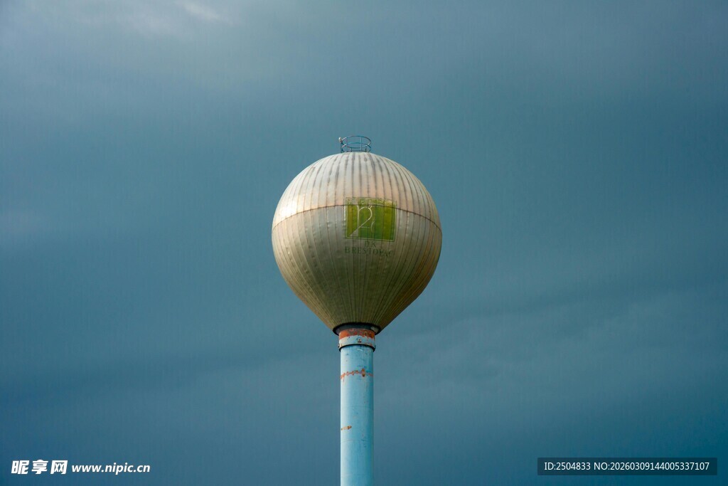 天空下的球形标志物
