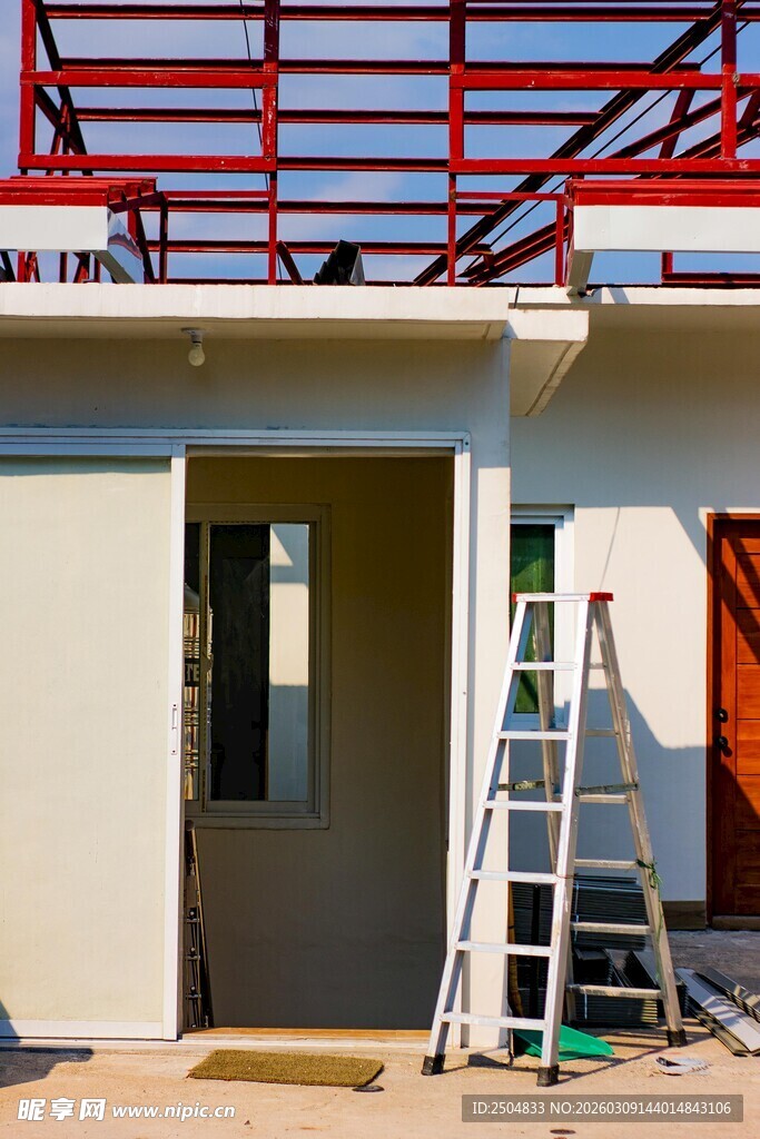 房屋搭建中的施工现场