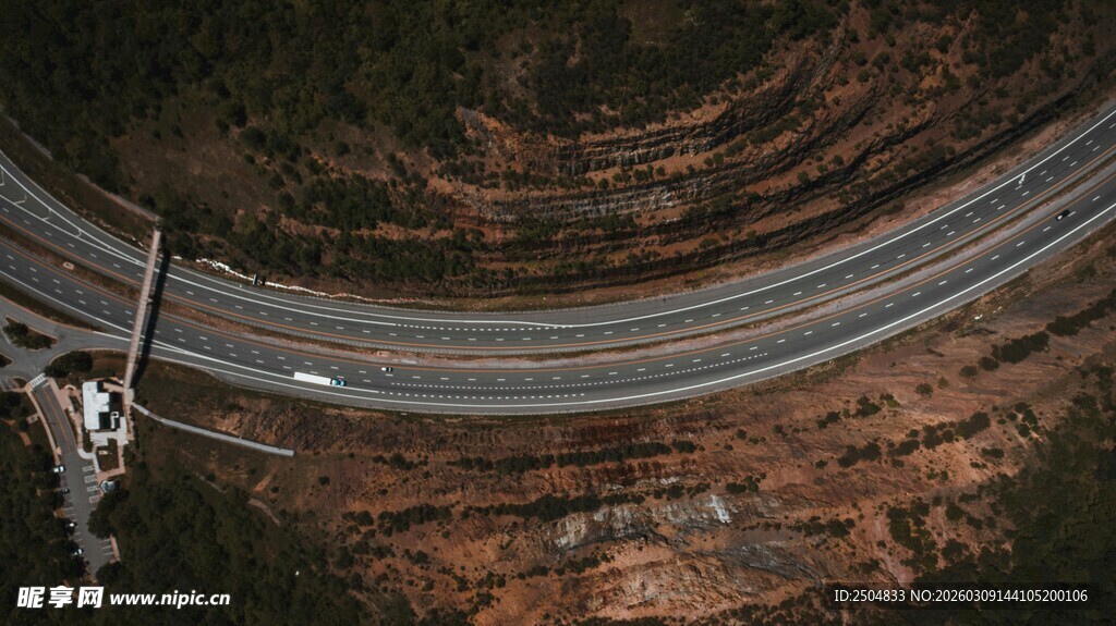 俯瞰交错的城市高架桥