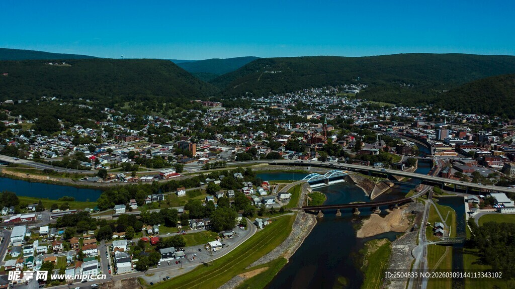 俯瞰山间城镇与河流景观