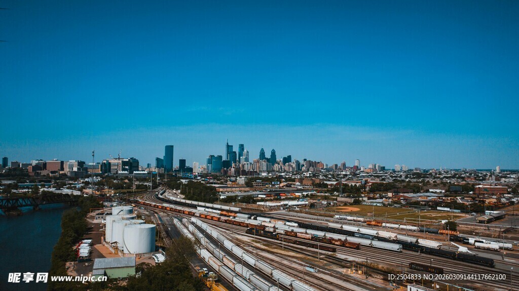 城市天际线与铁路景观