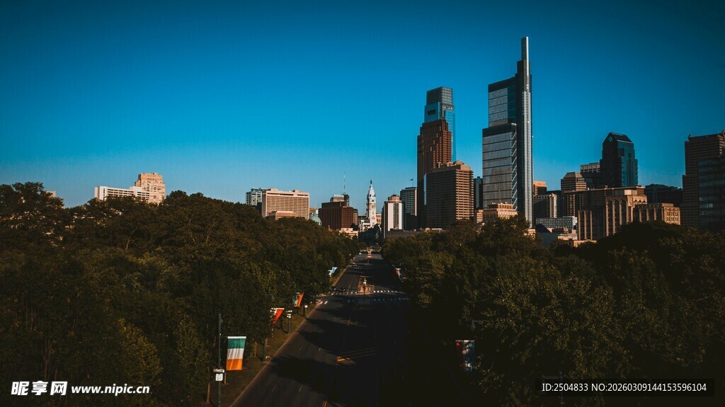 黄昏下的城市天际线景观
