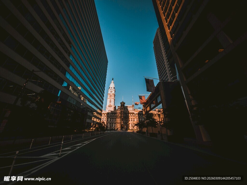 城市街道黄昏高楼景观