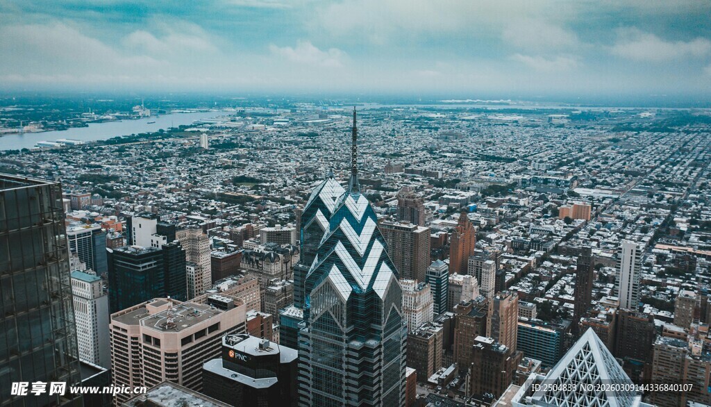 俯瞰城市中的摩天大楼