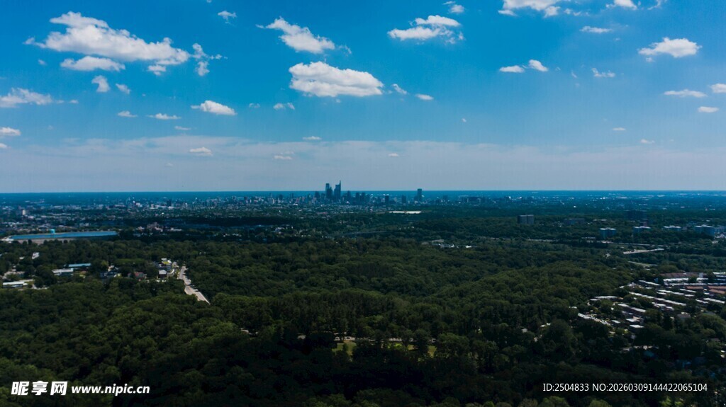 俯瞰葱郁大地与蓝天