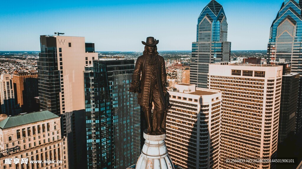 城市天际线中的自由女神像