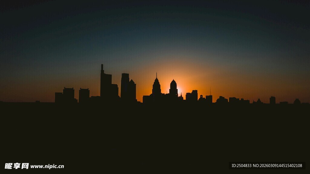 日落时分的城市天际线