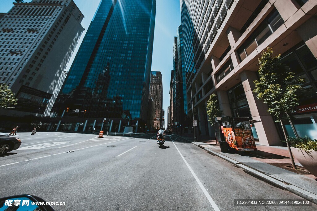 城市街道高楼景象