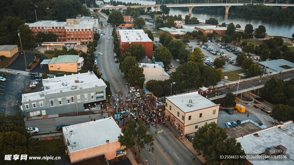 俯瞰热闹城镇街道景象