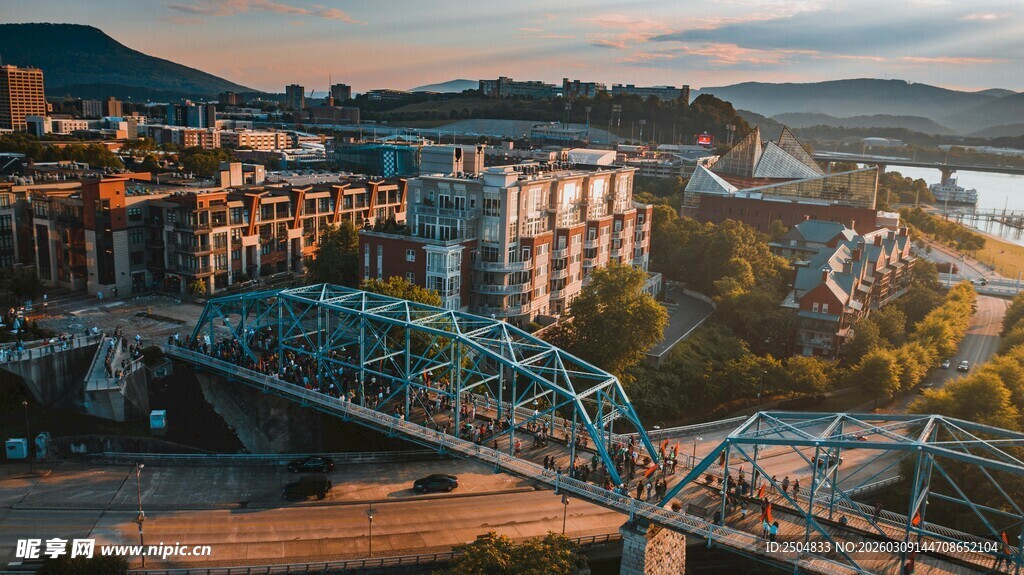 城市桥梁与河畔风光