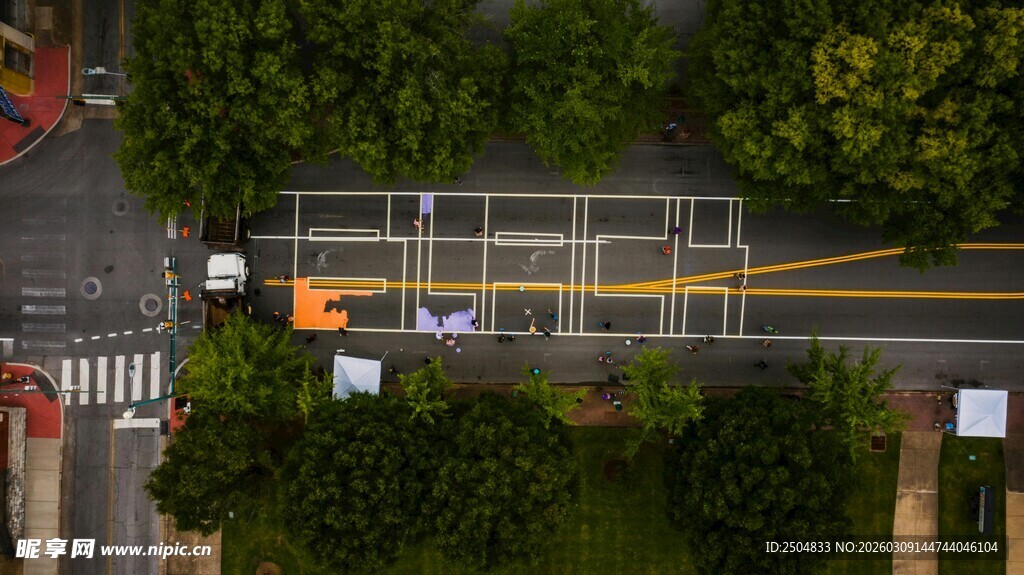 俯瞰道路旁的施工场景