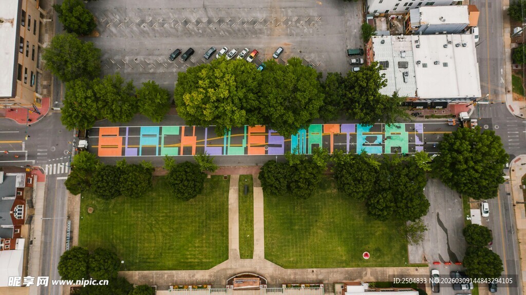 多彩建筑旁的开阔绿地