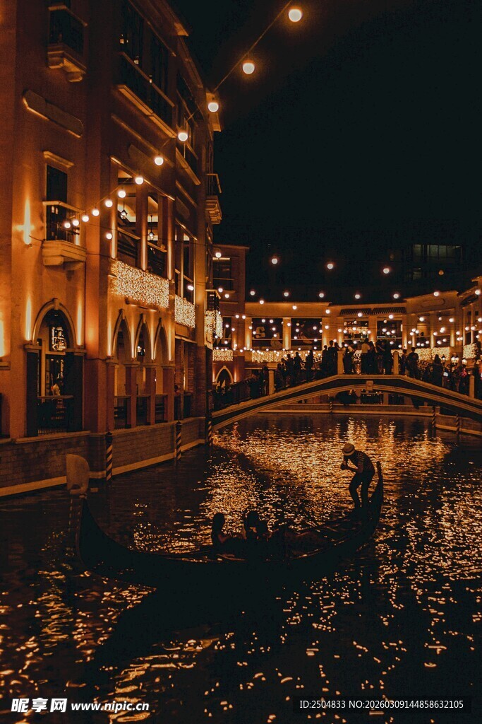 夜晚河畔灯火璀璨的美景