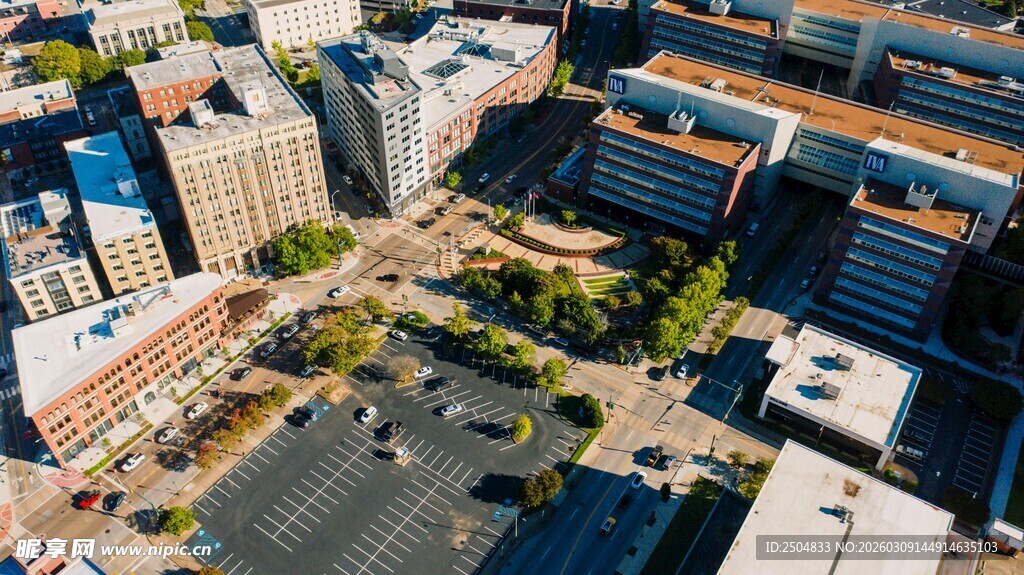城市俯瞰图展现建筑与道路