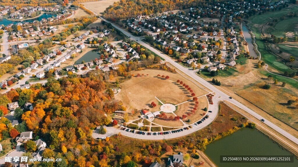 秋日城市公园鸟瞰美景