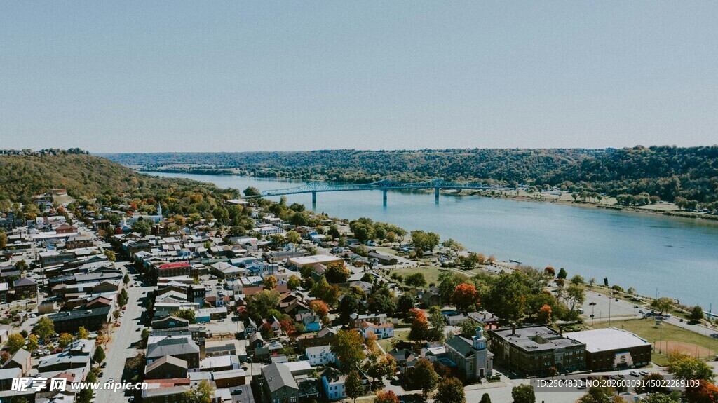 河畔城镇风光俯瞰