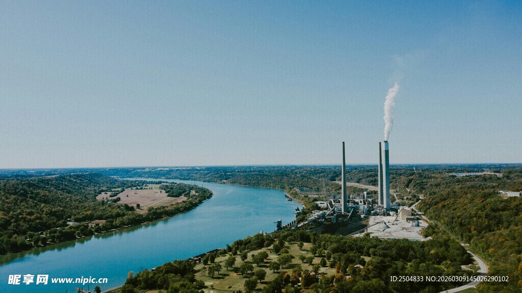 河畔工厂景观