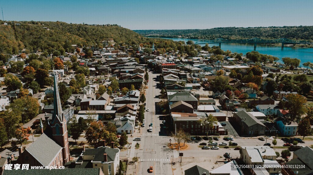 俯瞰美丽小镇与蓝色水域