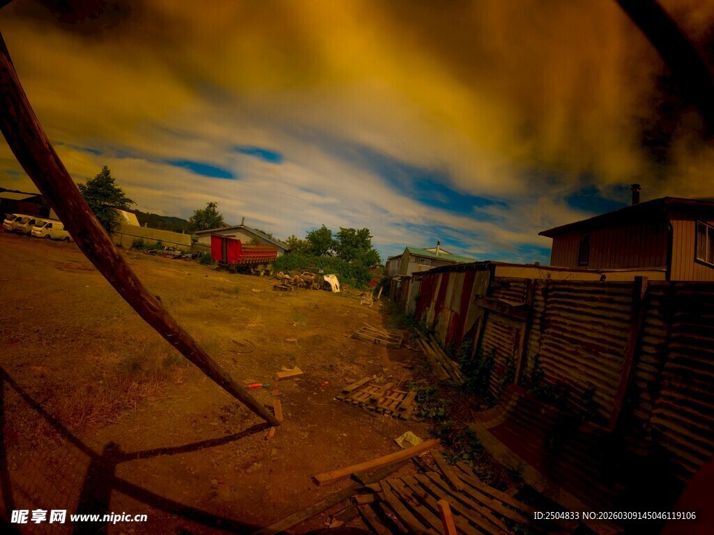 黄昏下的乡村破败景象