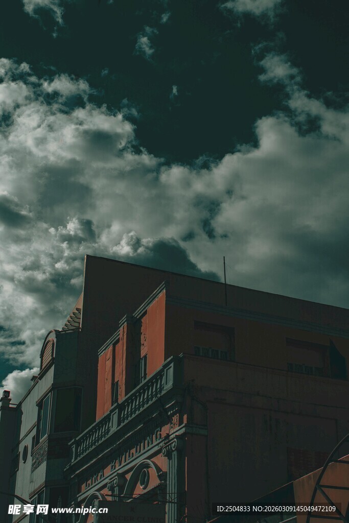 复古建筑与天空的独特景致