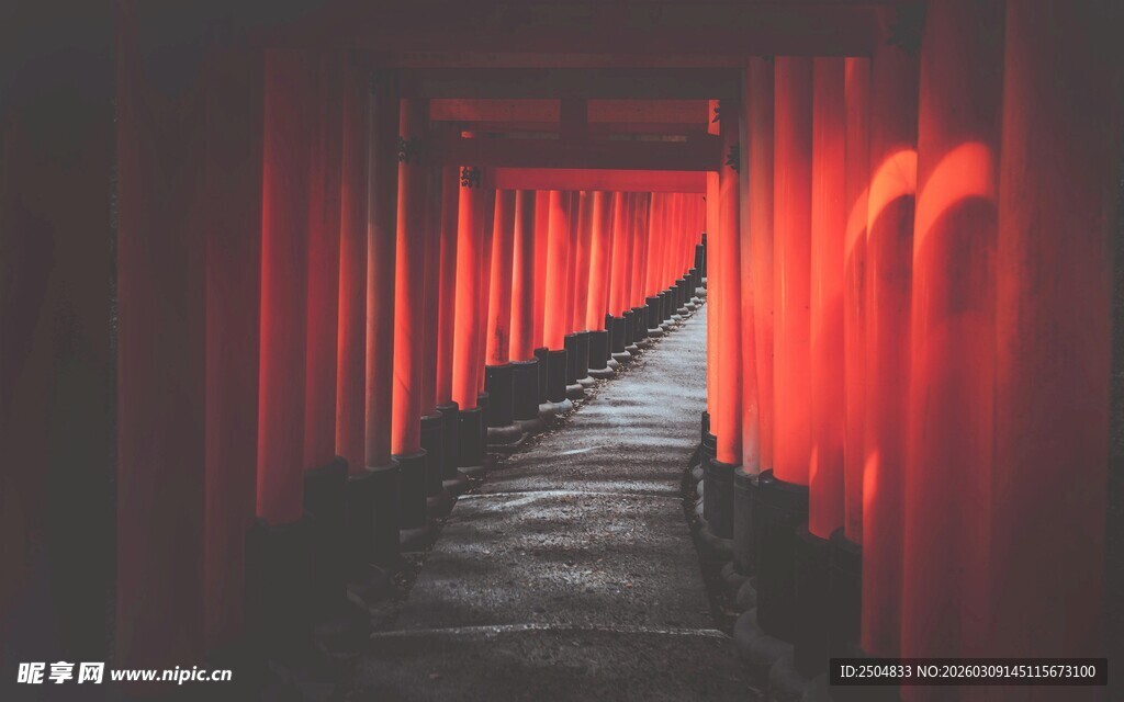 红色 居通道的神秘景象