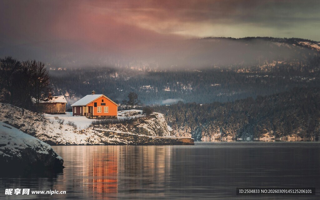湖畔雪中小屋的黄昏美景