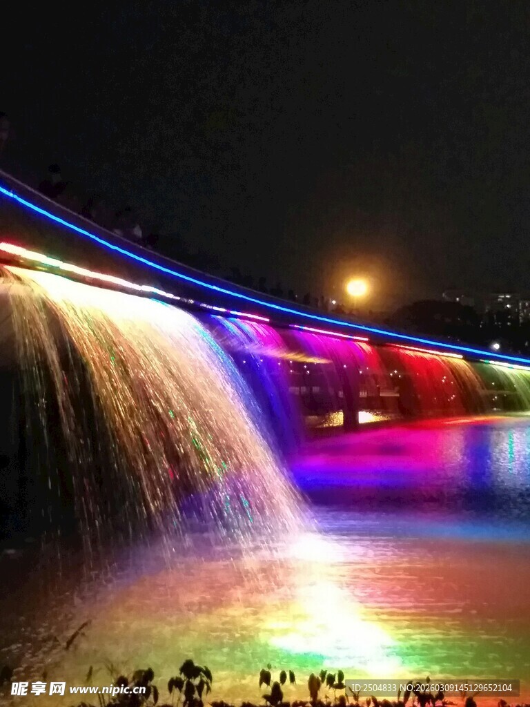 彩色灯光下的梦幻瀑布