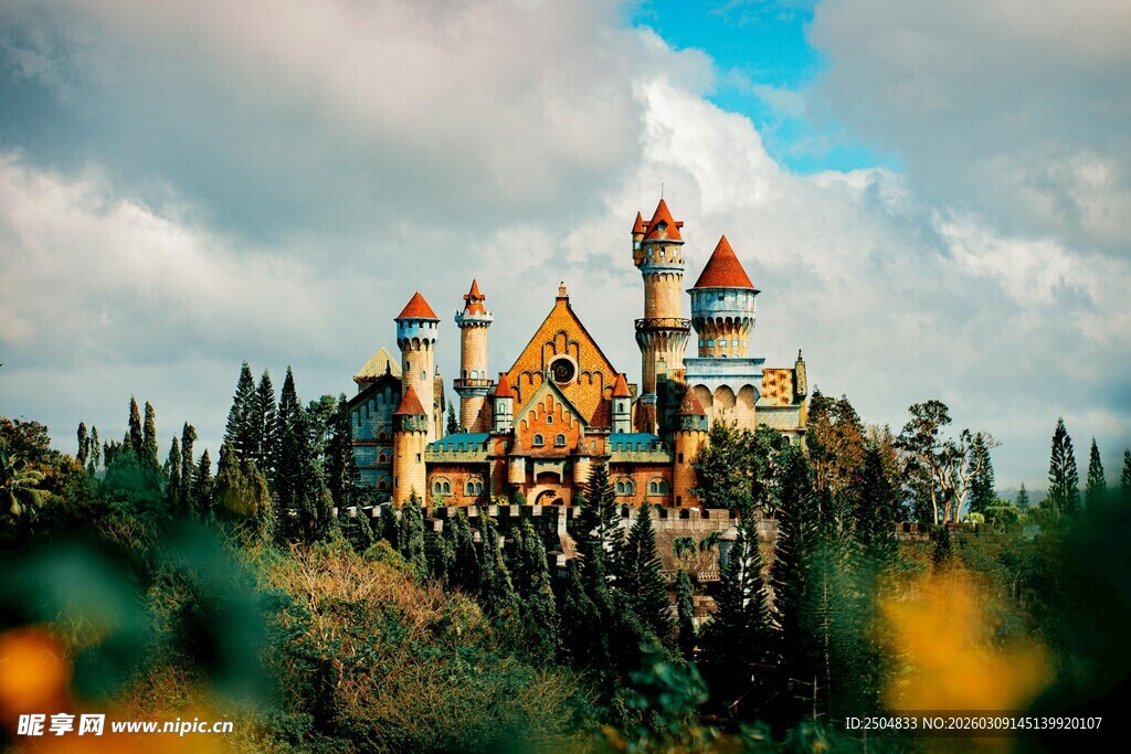 梦幻城堡坐落在葱郁山林间