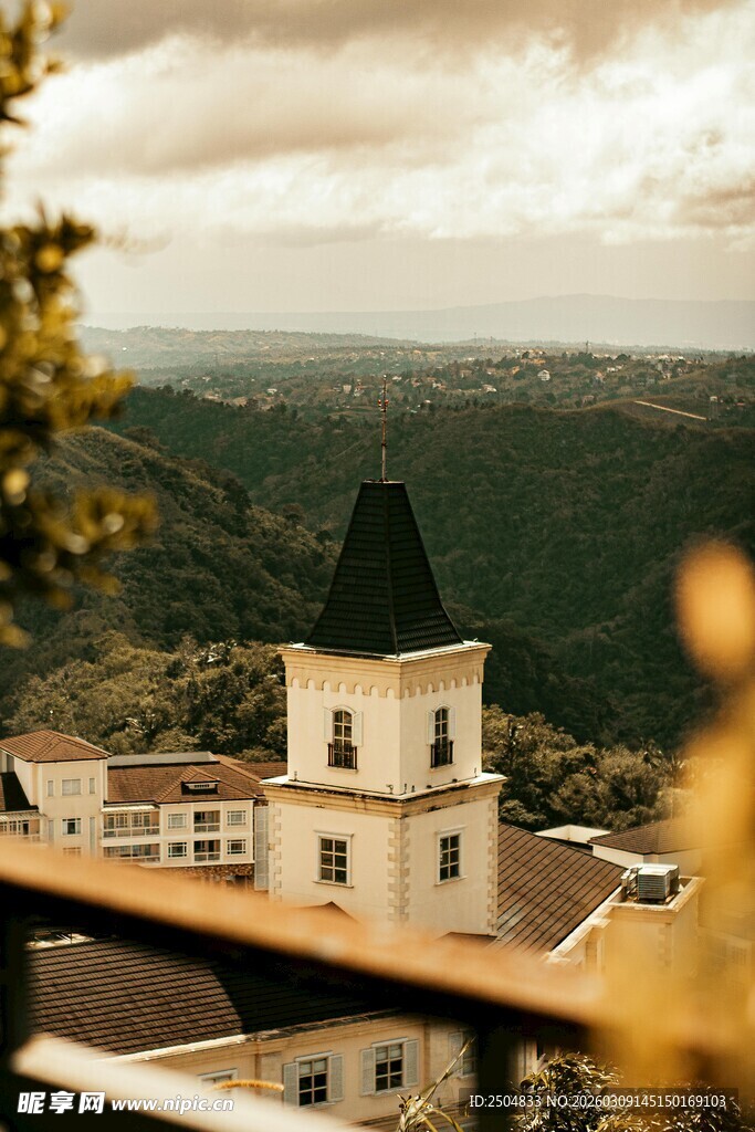山顶建筑景观俯瞰图