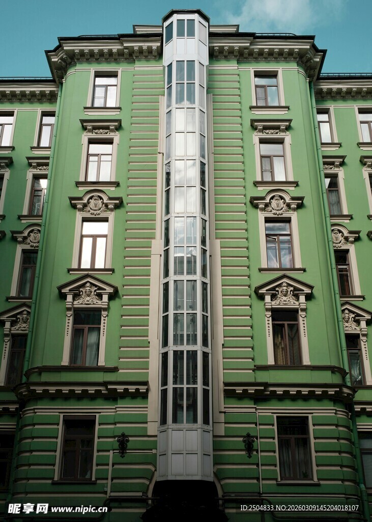 绿色古典风格多层建筑