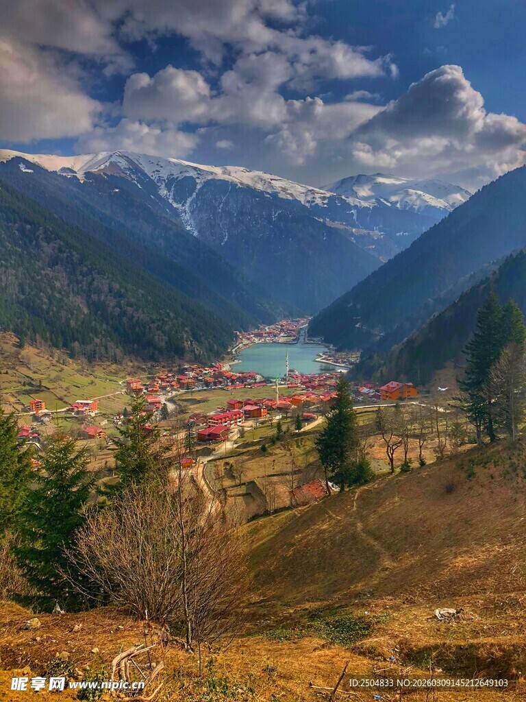 山间美景 多彩村落映蓝天