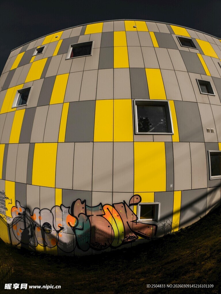 彩色方块建筑与涂鸦艺术