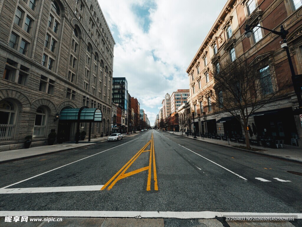 城市空旷街道景象