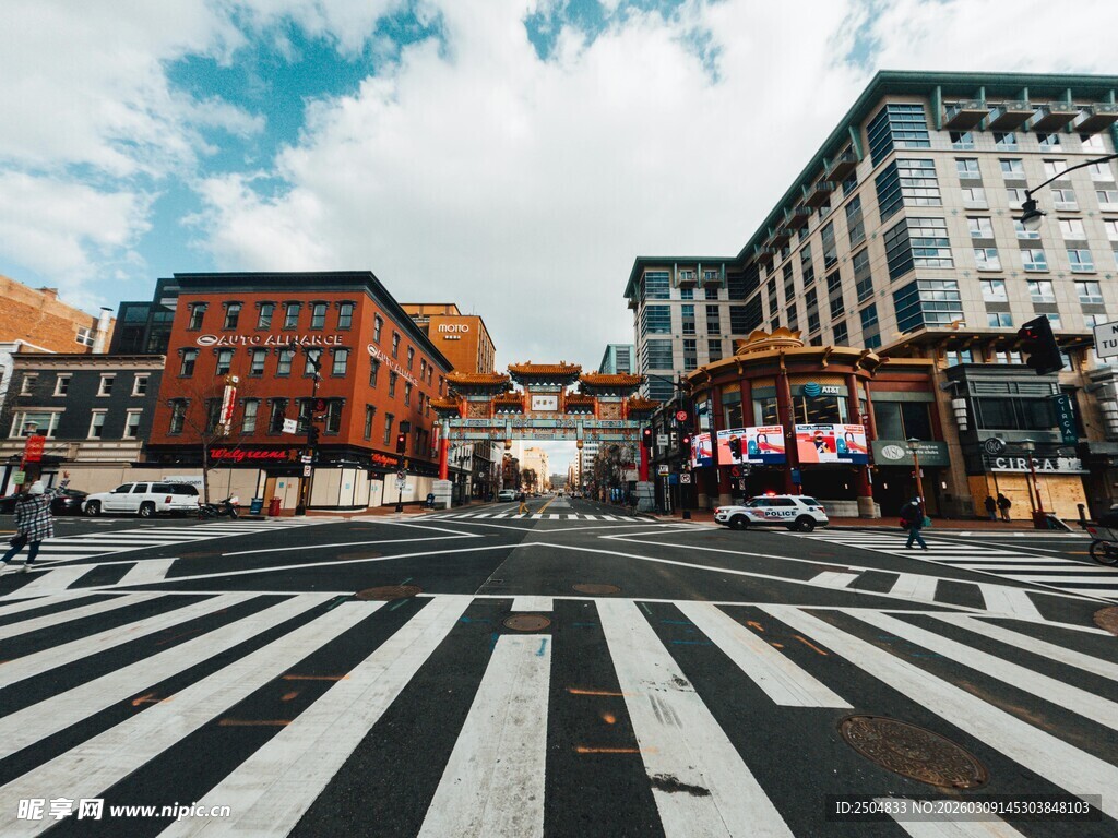 城市街道斑马线与建筑群