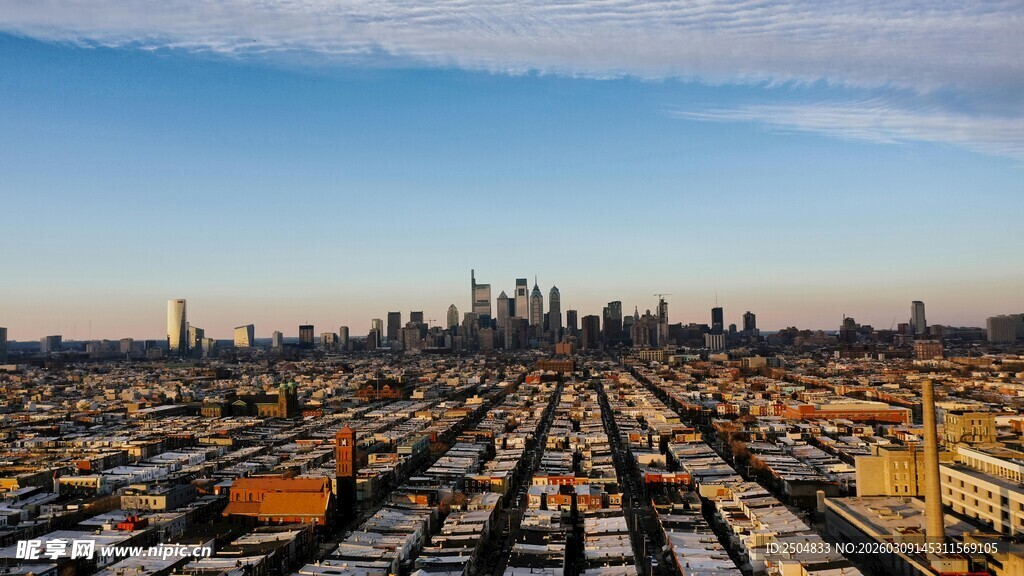 城市天际线下的铁路轨道