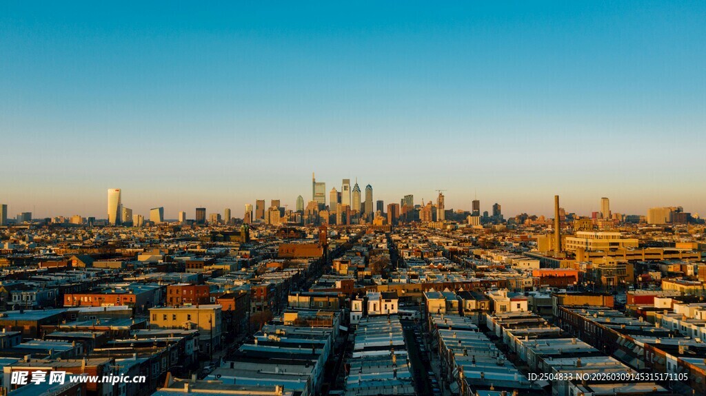 城市天际线的黄昏美景