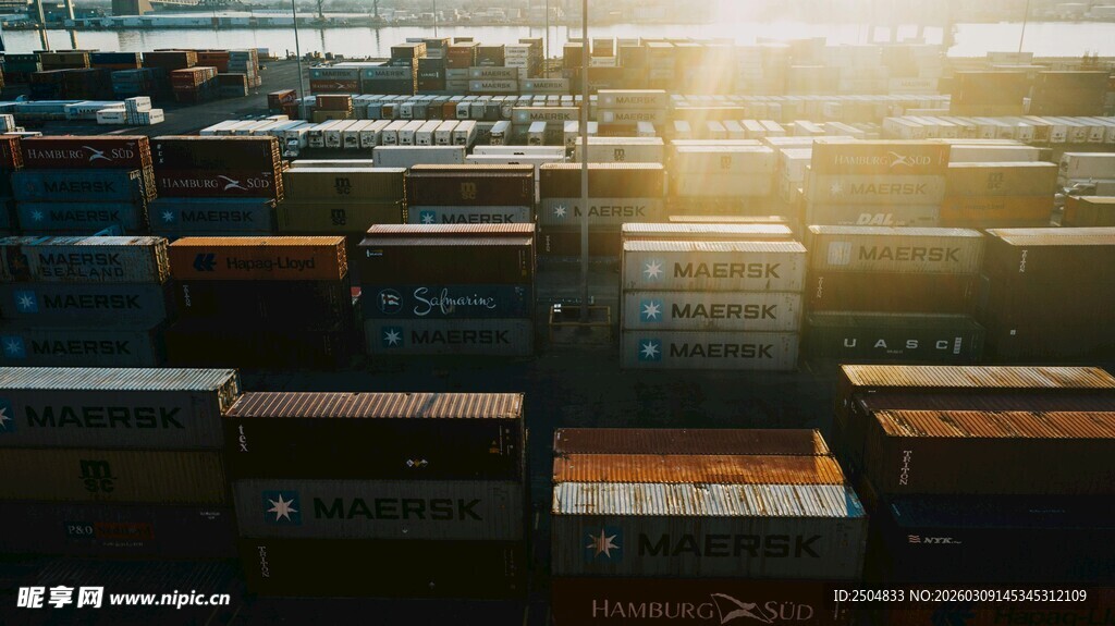 阳光洒落的复古行李箱阵列