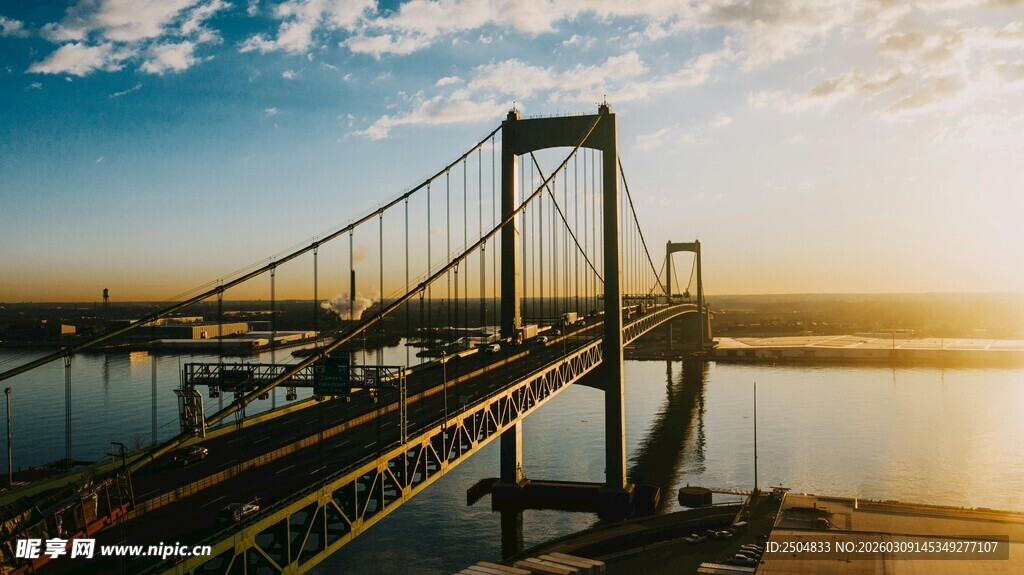 夕阳下的壮丽跨海大桥