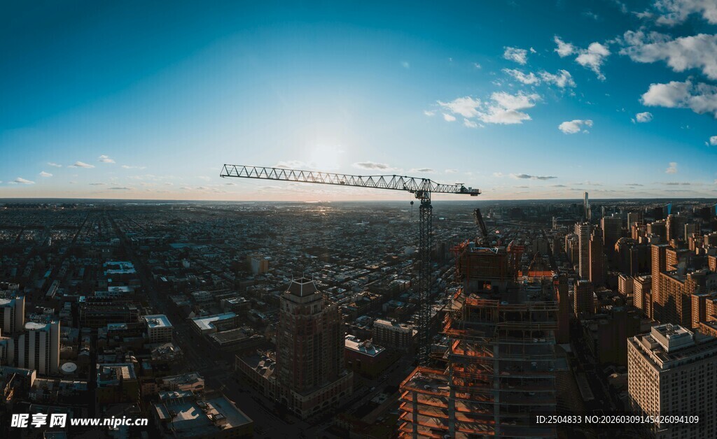 城市天际线与高空起重机