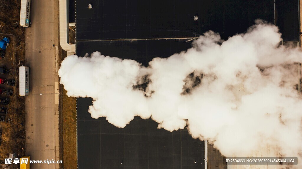 工厂烟囱排 滚滚浓烟