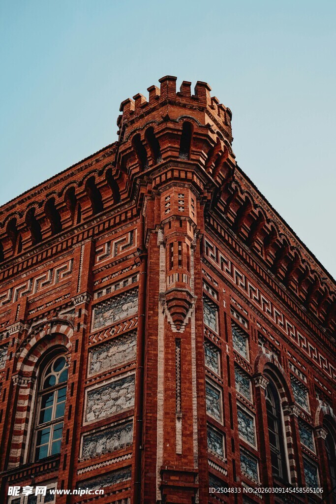 红砖建筑的独特顶部景观