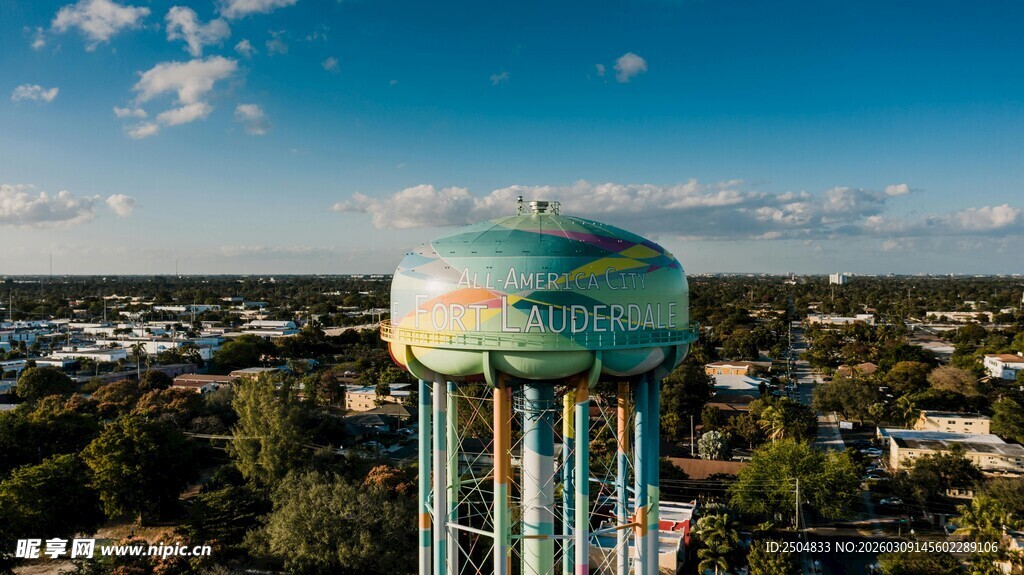 城市中的复古水塔景观