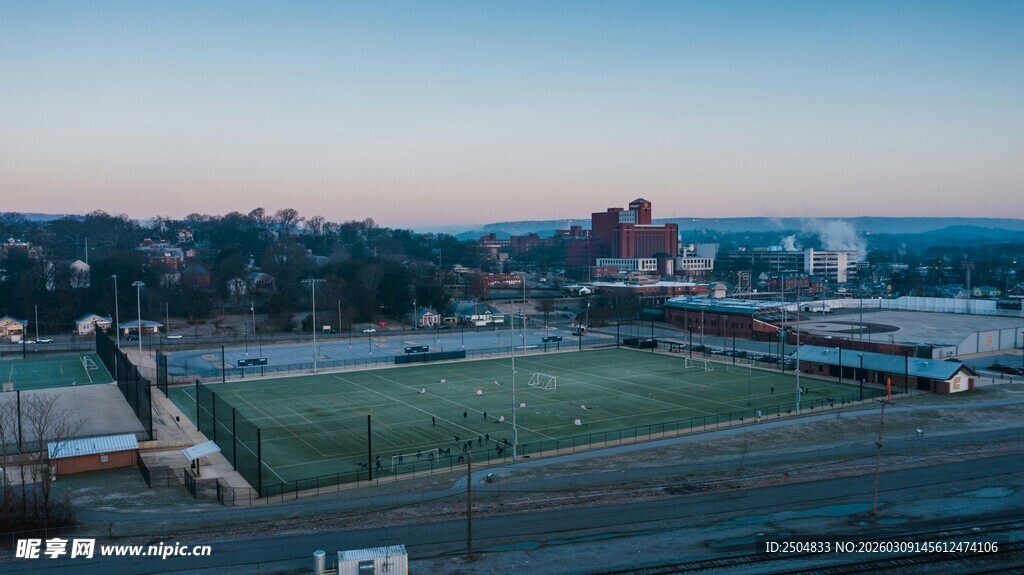 城市田野黄昏风景图