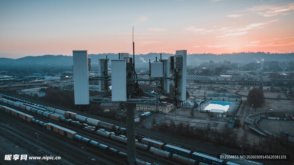 夕阳下的工业建筑景观