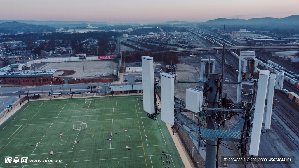 城市中的绿茵场与建筑