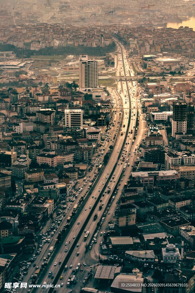 城市中蜿蜒的交通干线