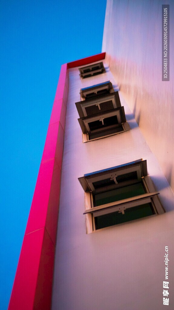 彩色建筑外的黑色箱状物