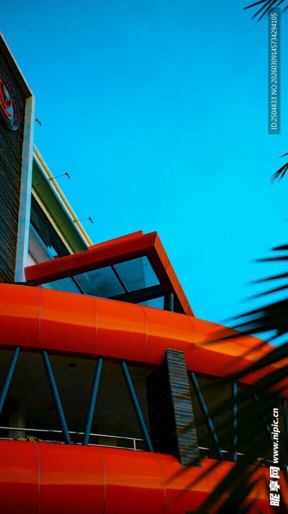 现代橙色建筑外观特写