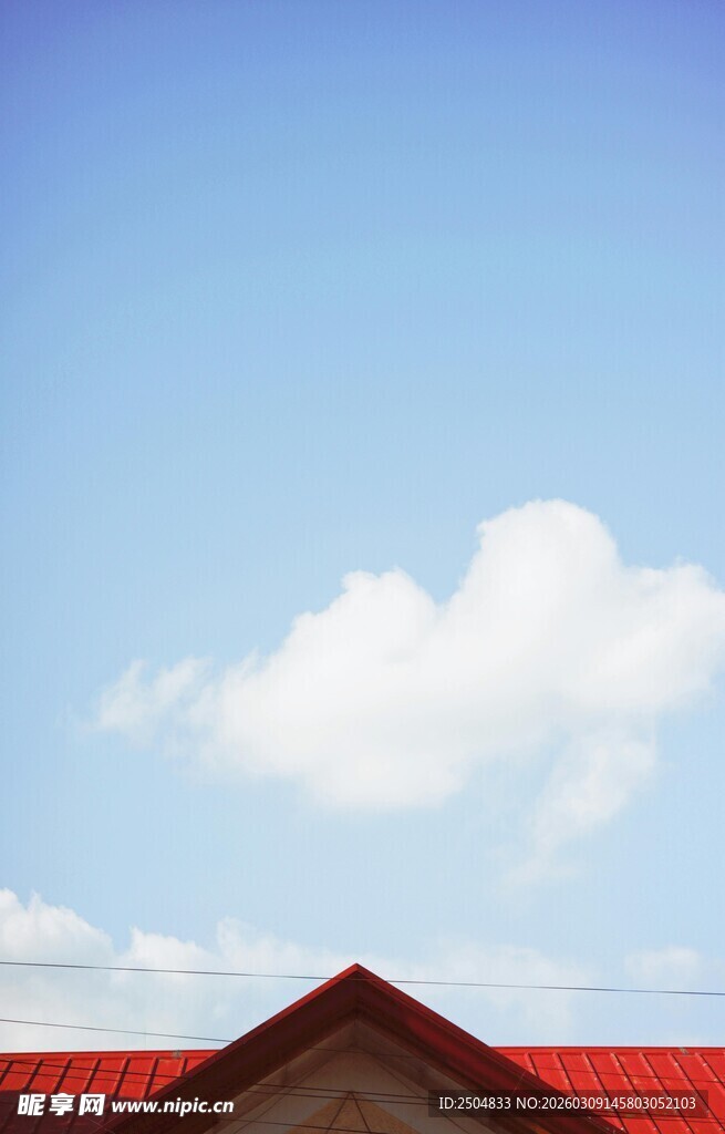 红顶建筑与天际白云