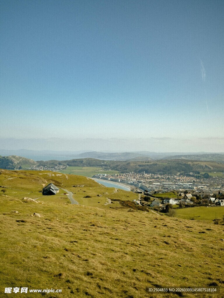 山顶俯瞰美丽城镇风光